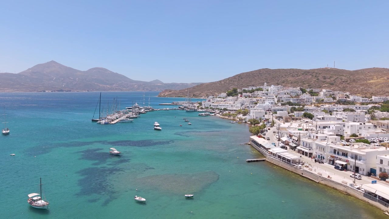 Panoramica aerea del Villaggio e Porto di Adamantas, Grecia
