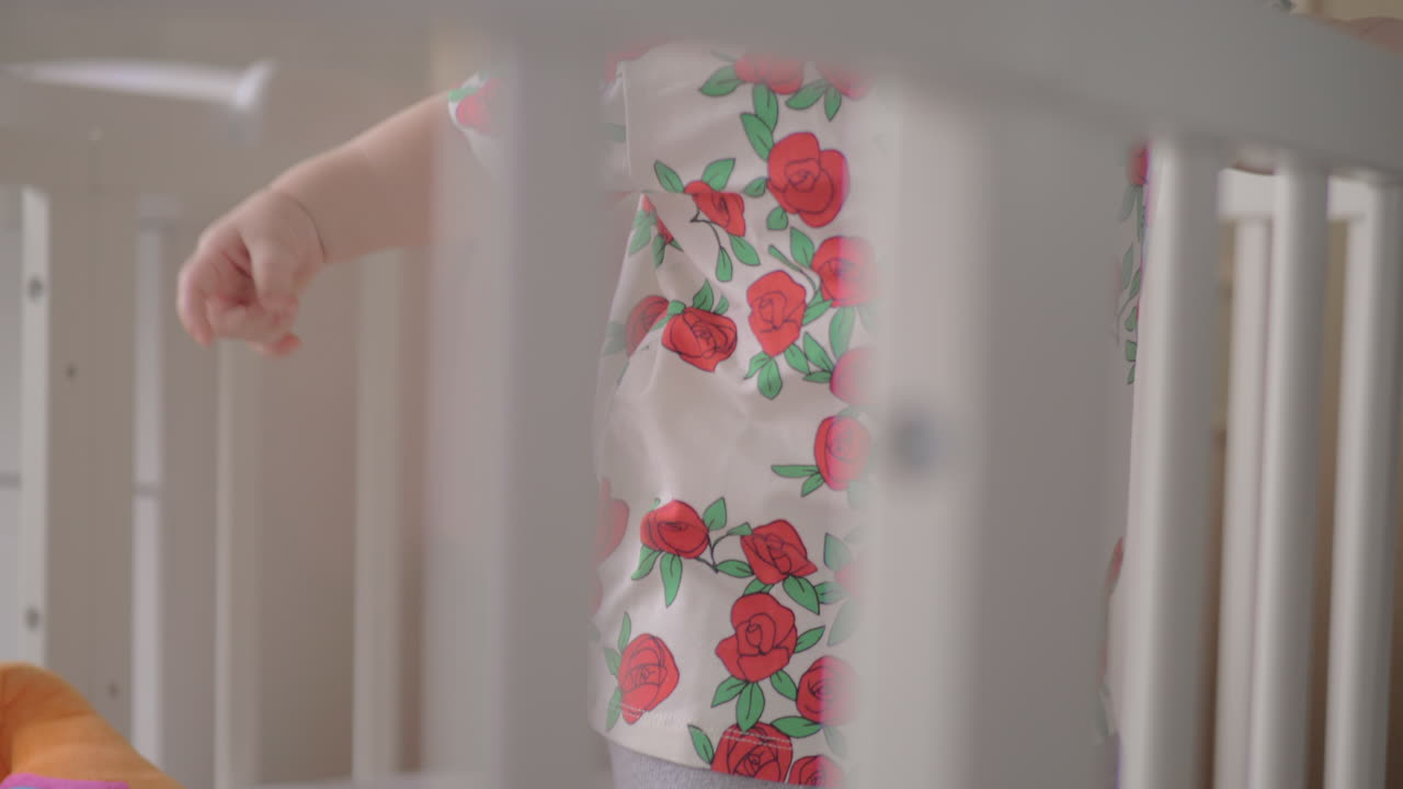 Baby bliver pylret, mens den står i tremmesengen