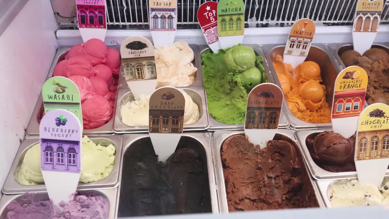 различные вкусы мороженого, выставленные в холодильнике