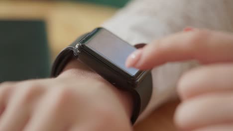persona que utiliza un reloj inteligente