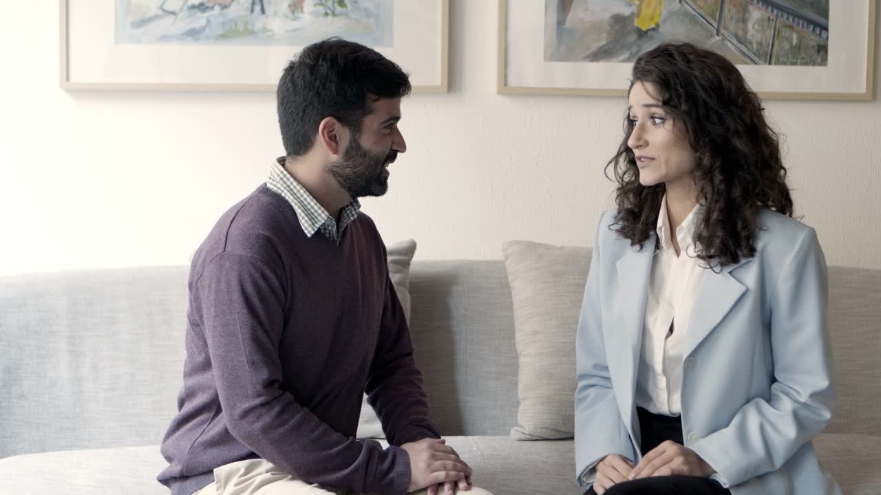 socios de negocios sonrientes estrechando la mano en una reunión