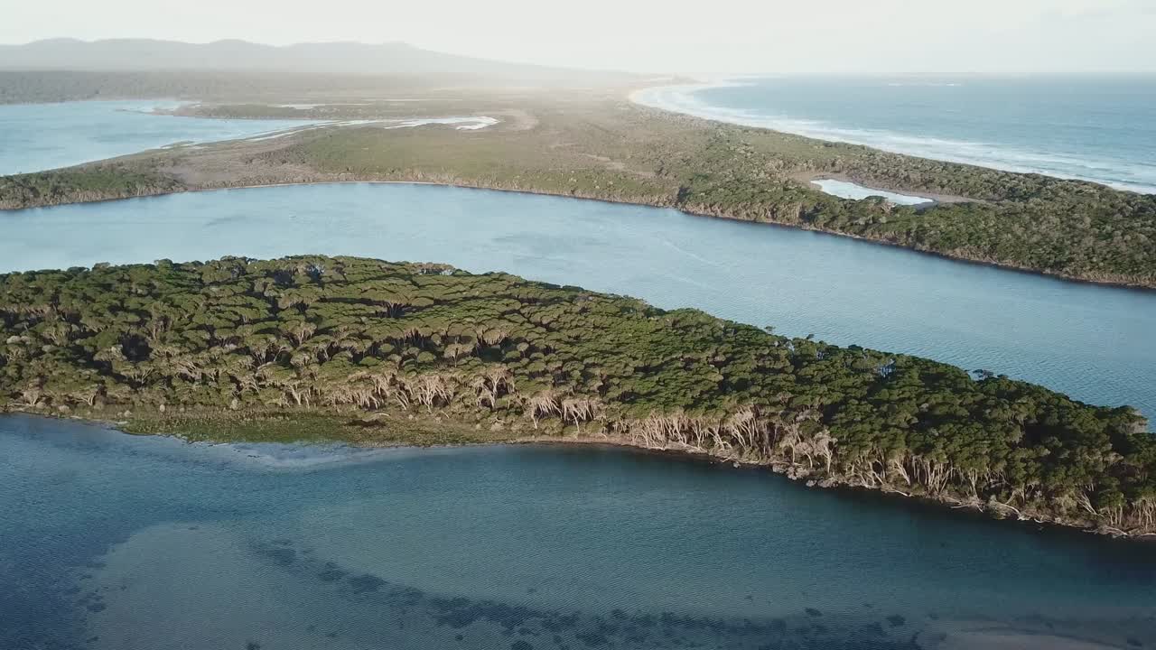 2020년 12월 호주 동부 빅토리아의 말라쿠타 입구에 있는 말 섬 위의 공중 영상