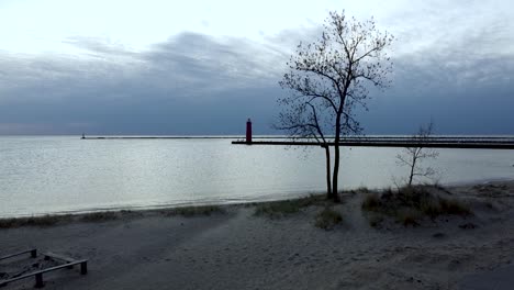 Muskegon-Pier,-Wie-Von-Einem-Mavic-Mini-Rising-Gezeigt