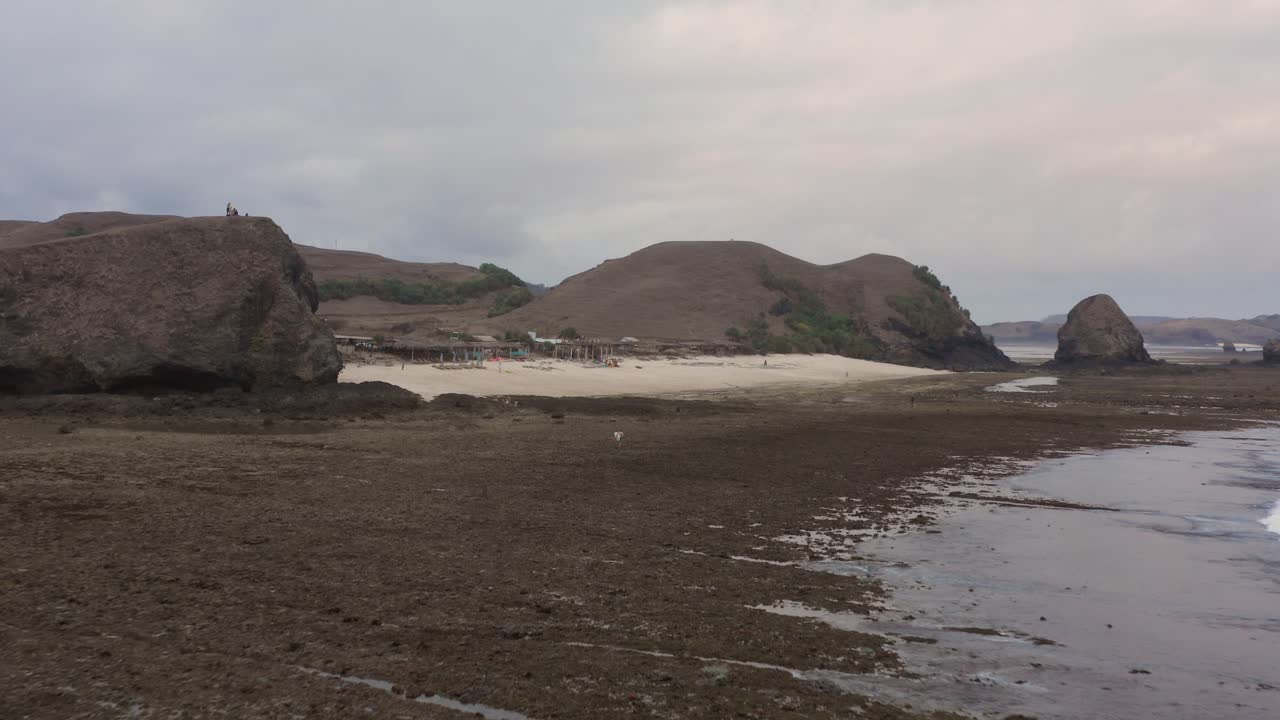 쿠타 롬복 근처의 seger의 흐린 일몰