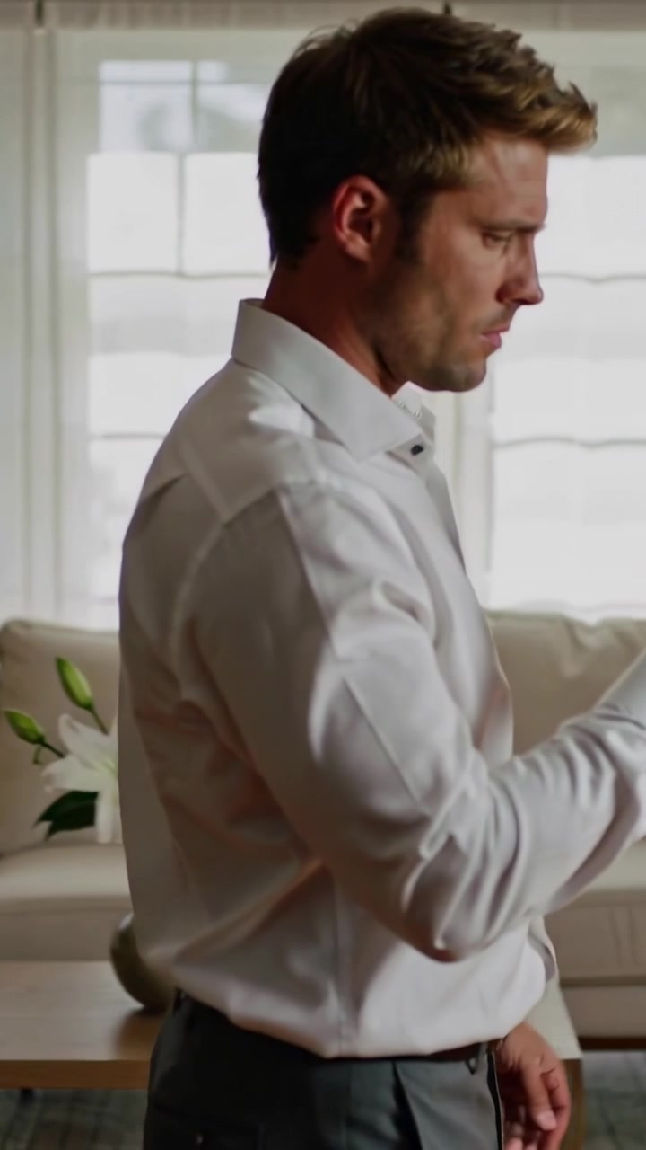 Video verticale: Un uomo adulto in camicia bianca solleva il telefono, controlla i messaggi e scorre a casa.