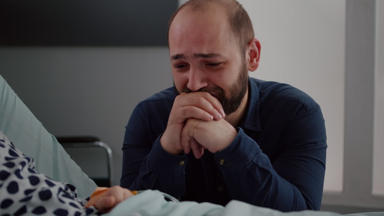 Filha de criança doente usando tubo nasal de oxigênio e oxímetro no dedo monitorando o pulso dos batimentos cardíacos
