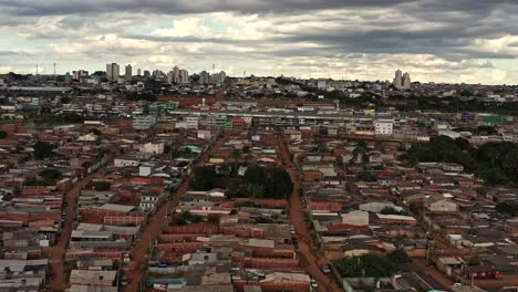 Die-Sol-Nascente-Favela-Unten-Und-Die-Moderne-Skyline-Der-Stadt-In-Der-Ferne---Luftaufnahme