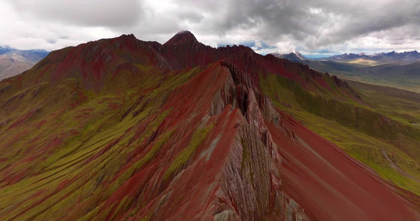 Vista drone di una cresta geologica affilata rossa e verde a Pallay Punchu, la montagna arcobaleno a Cusco, Perù. Ripresa aerea in avanti