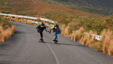 Felices-Amigos-Multiétnicos-Longboard-Tomados-De-La-Mano-Juntos-Crucero-Rápido-Cuesta-Abajo-Divirtiéndose-Montando-Skate-Usando-Casco-Protector-Vacaciones-De-Verano-Deporte