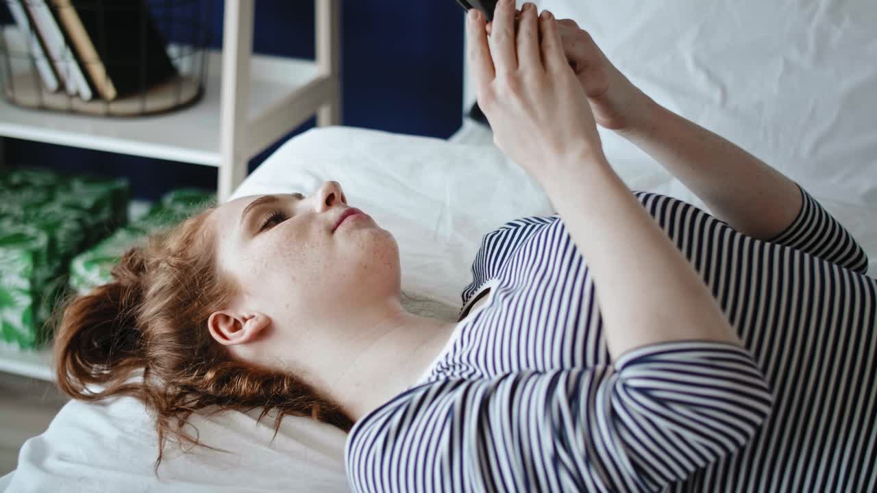 휴대폰을 사용하는 지루한 여성의 왼쪽 비디오를 추적