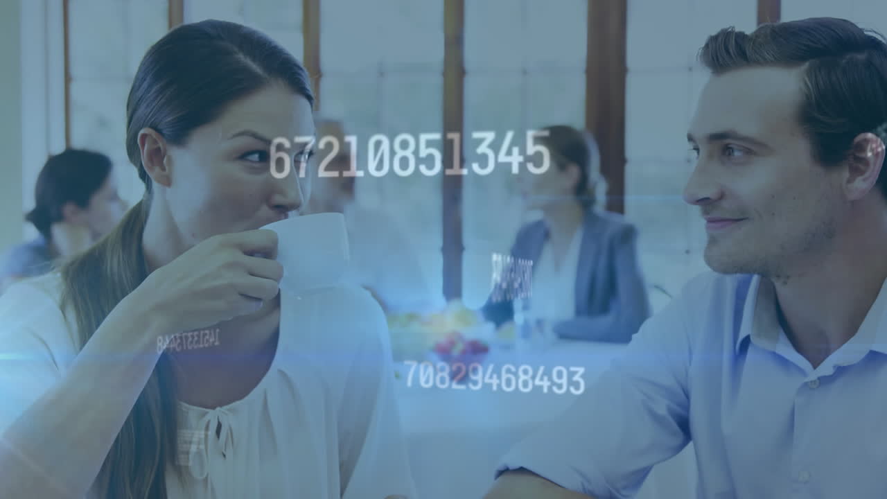 animación de números cambiantes y lenguaje informático sobre una pareja caucásica hablando mientras beben té