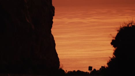 Video-De-Hermosa-Vista-Del-Atardecer-Sobre-La-Costa-Rocosa.