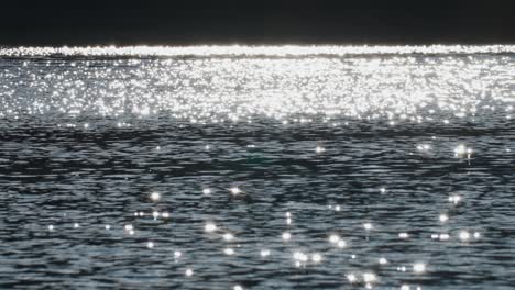 ein schimmerndes muster von lustigen fackeln auf der wellenförmigen oberfläche des wassers