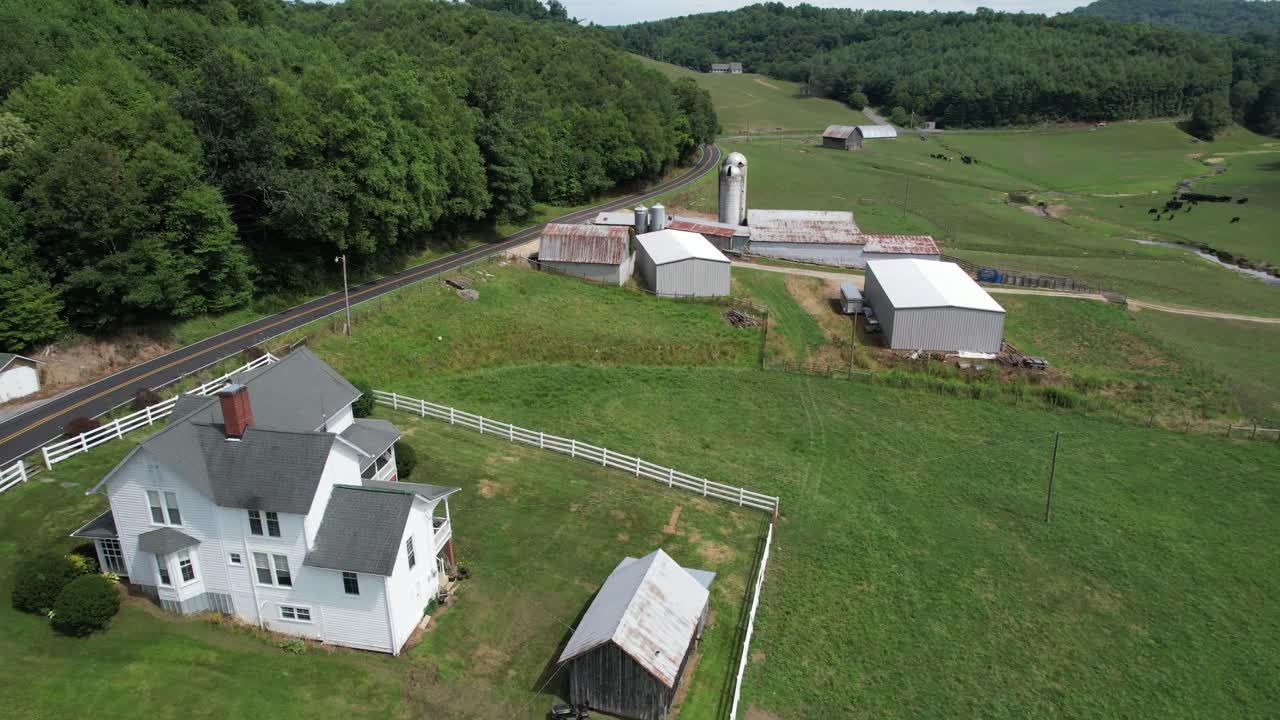 Smukt landbrugskompleks i Ashe County, NC, North Carolina ikke langt fra West Jefferson og Boone, NC