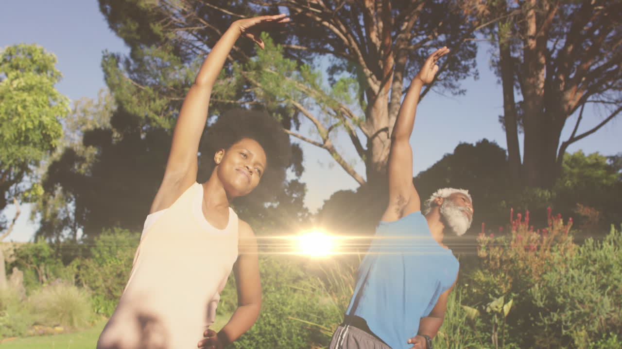 요가, 스트레칭, 슬로모션을 하는 아프리카계 미국인 부부 위의 빛의 흔적 애니메이션