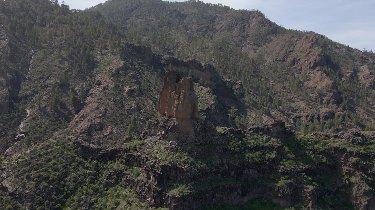 toma aérea panorámica de roque mulato en la isla de gran canaria en un día soleado