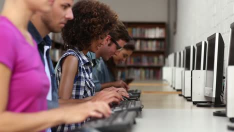 Estudiantes-Sentados-En-Fila-Trabajando-En-Computadoras