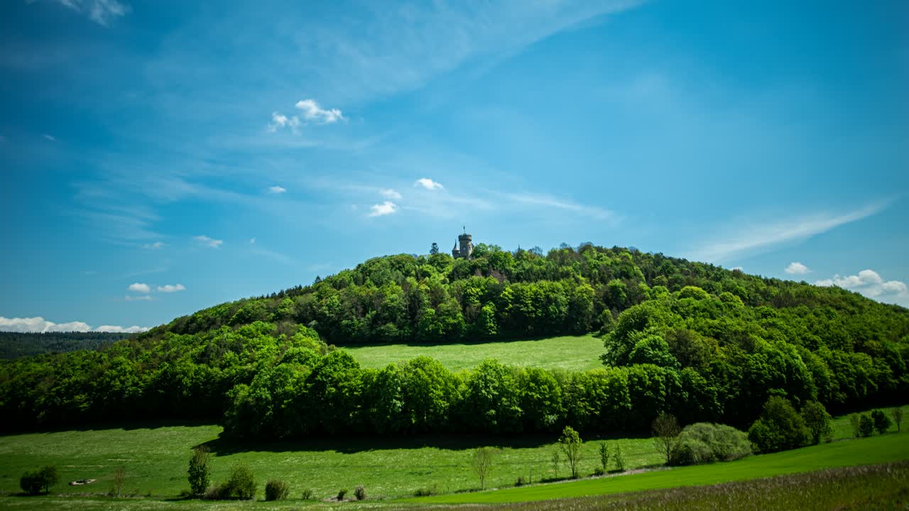 timelapse en el castillo de meiningen landsberg en el bosque de turingia con cielo azul y nubes que pasan
