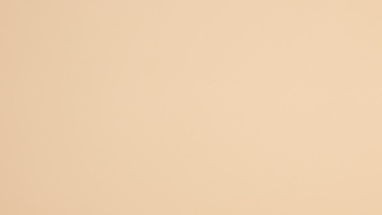 el conjunto de manicura y las herramientas aparecen en el kit de manicure sobre un fondo beige.