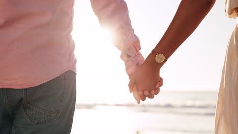 compromiso, pareja y tomándose de la mano