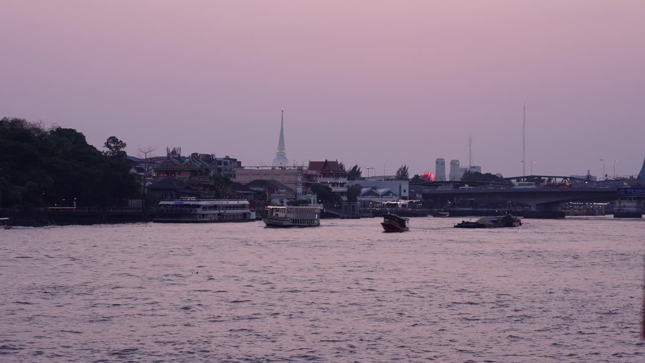 Solnedgangsutsikt over Bangkok-elven