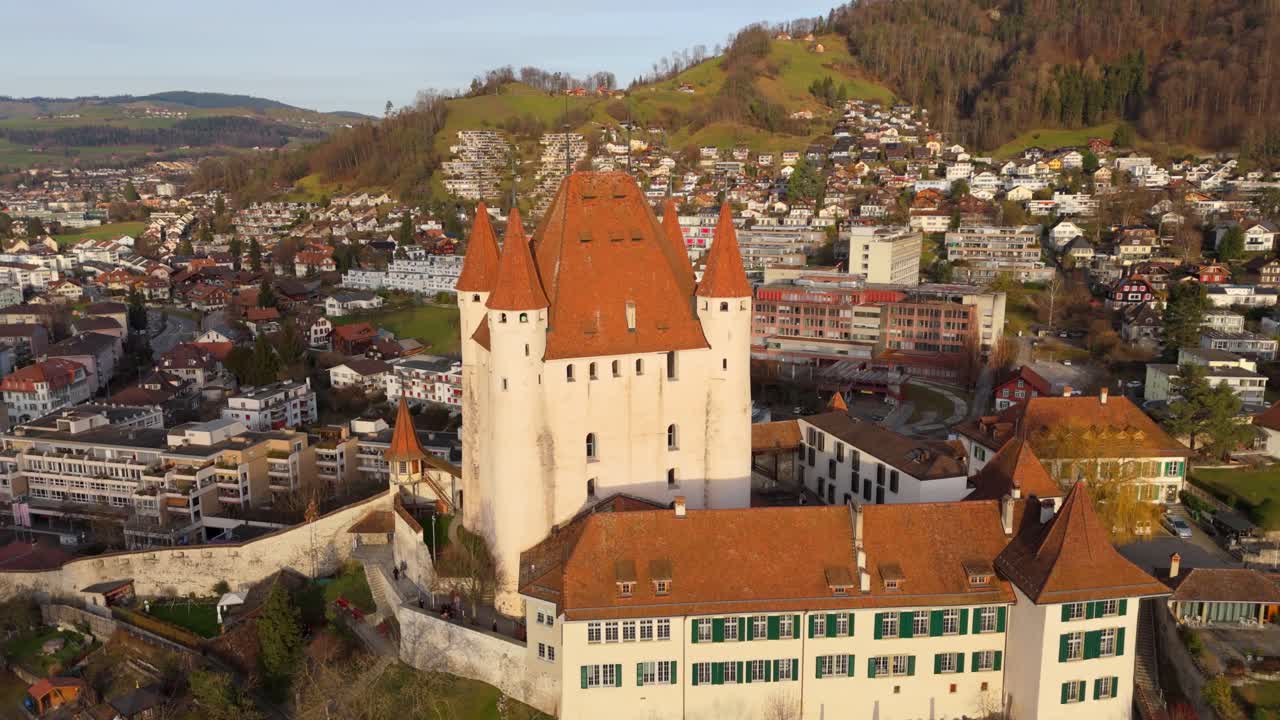 Mittelalterliches Schloss Thun und Türme auf einem Hügel über dem Stadtzentrum, Schweiz
