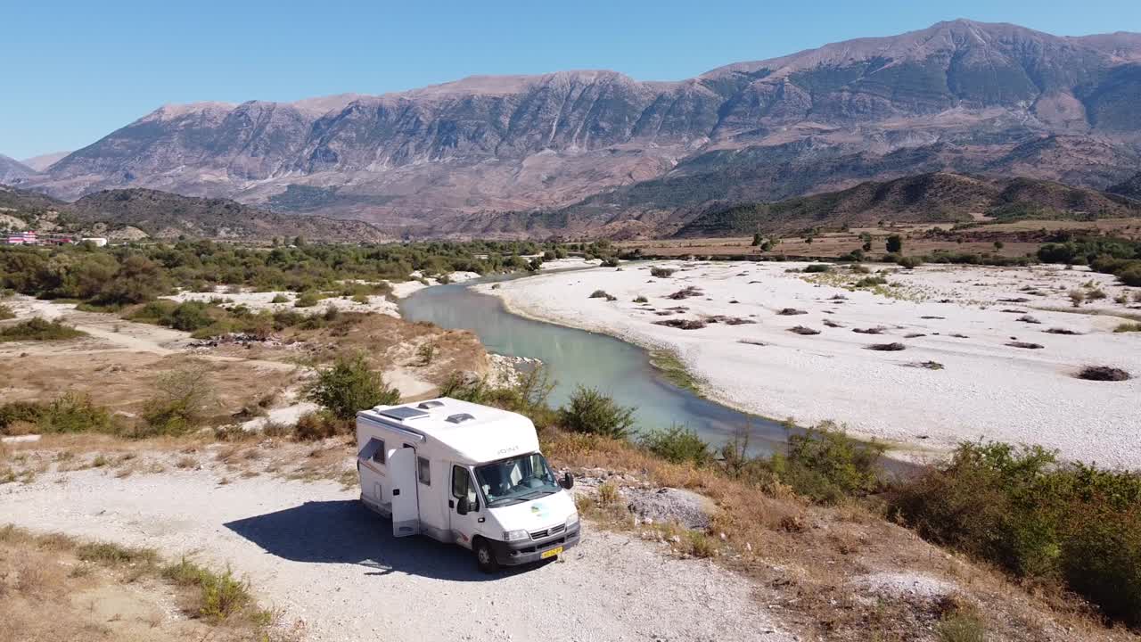vanlife en gjirokaster, albania - antena de autocaravana, río drin y montañas