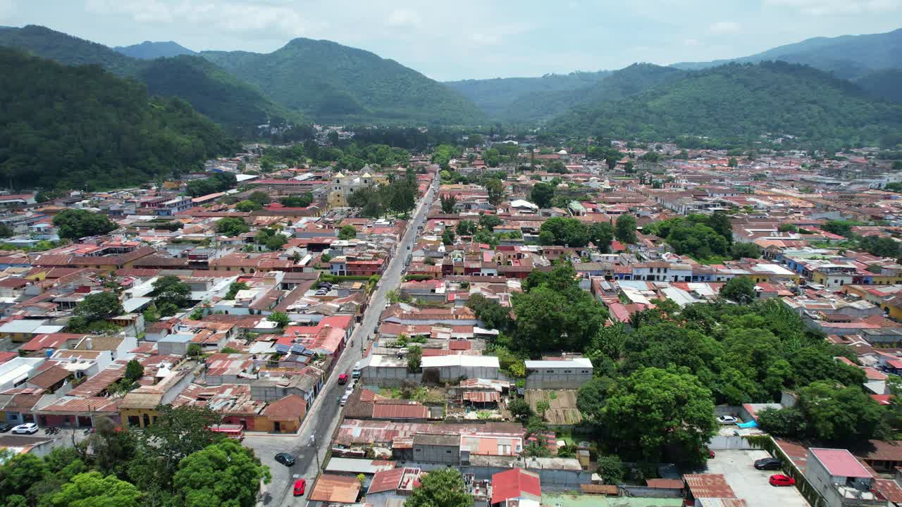 Cảnh quay từ flycam về thị trấn thuộc địa Antigua, Guatemala, cho thấy những mái nhà màu đỏ tươi sáng và đầy màu sắc cùng những ngọn cây xanh được bao quanh bởi những ngọn đồi và núi rừng rậm xanh tươi
