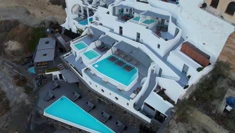 Vista-Aérea-De-Villas-De-Lujo-En-La-Isla-De-Santorini,-Grecia