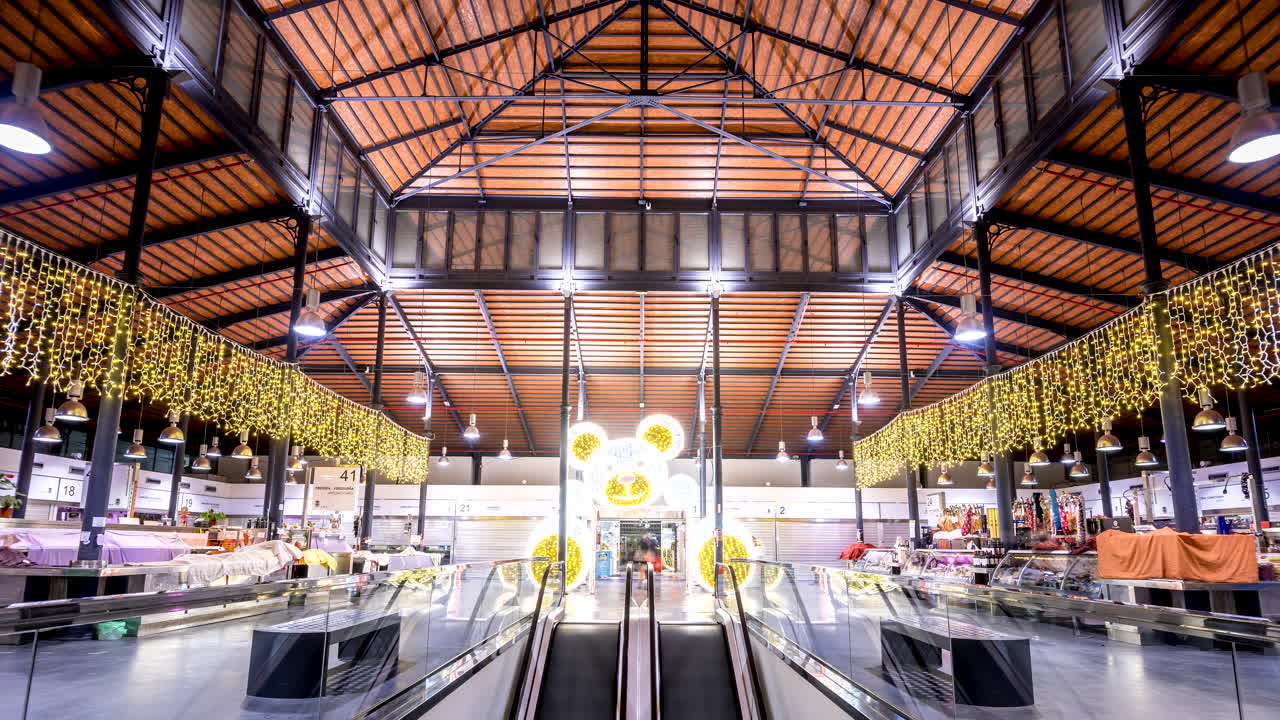 조명 장식이 비어 있는 크리스마스 시장