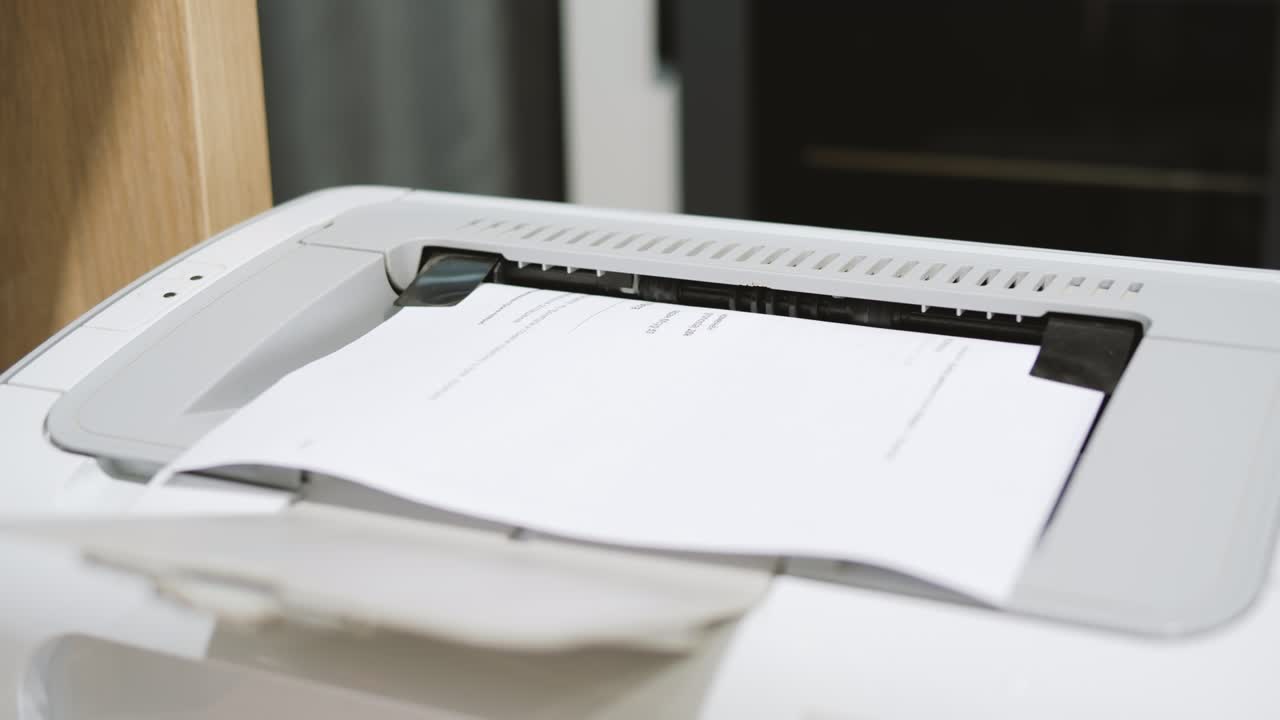 impresión de papel de documentos con impresora láser de cerca. impresora lásar en el trabajo en la oficina o en el hogar.