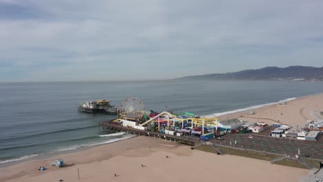 Toma-Aérea-Panorámica-Del-Muelle-De-Santa-Mónica-Cerrado-Debido-A-La-Pandemia-De-Covid-19