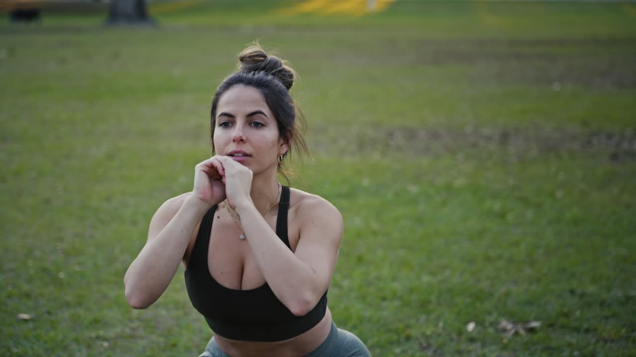 joven atlética hace un entrenamiento matutino