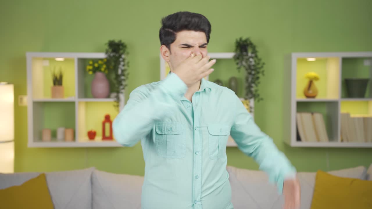 집에 있는 불쾌한  ⁇ 새에 혐오감을 느끼는 젊은이.