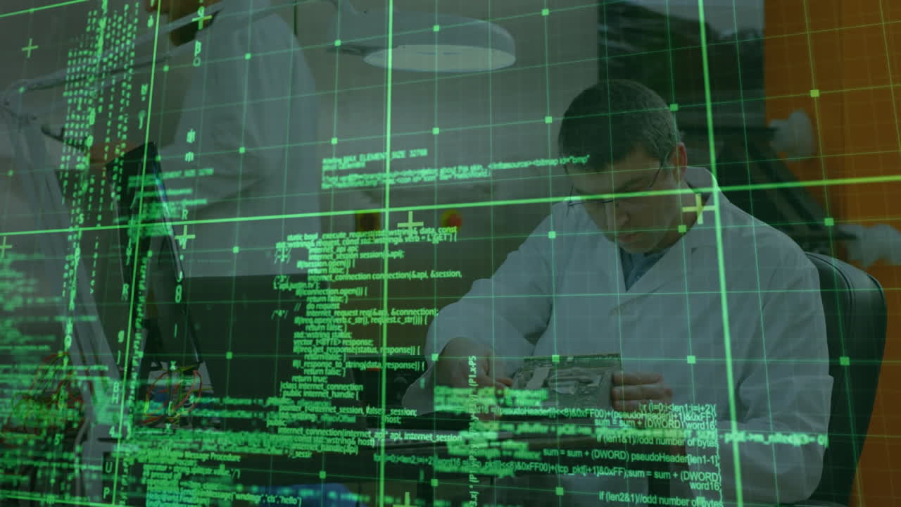 animazione del modello di griglia e linguaggio informatico su ingegnere caucasico che ripara apparecchiature elettriche