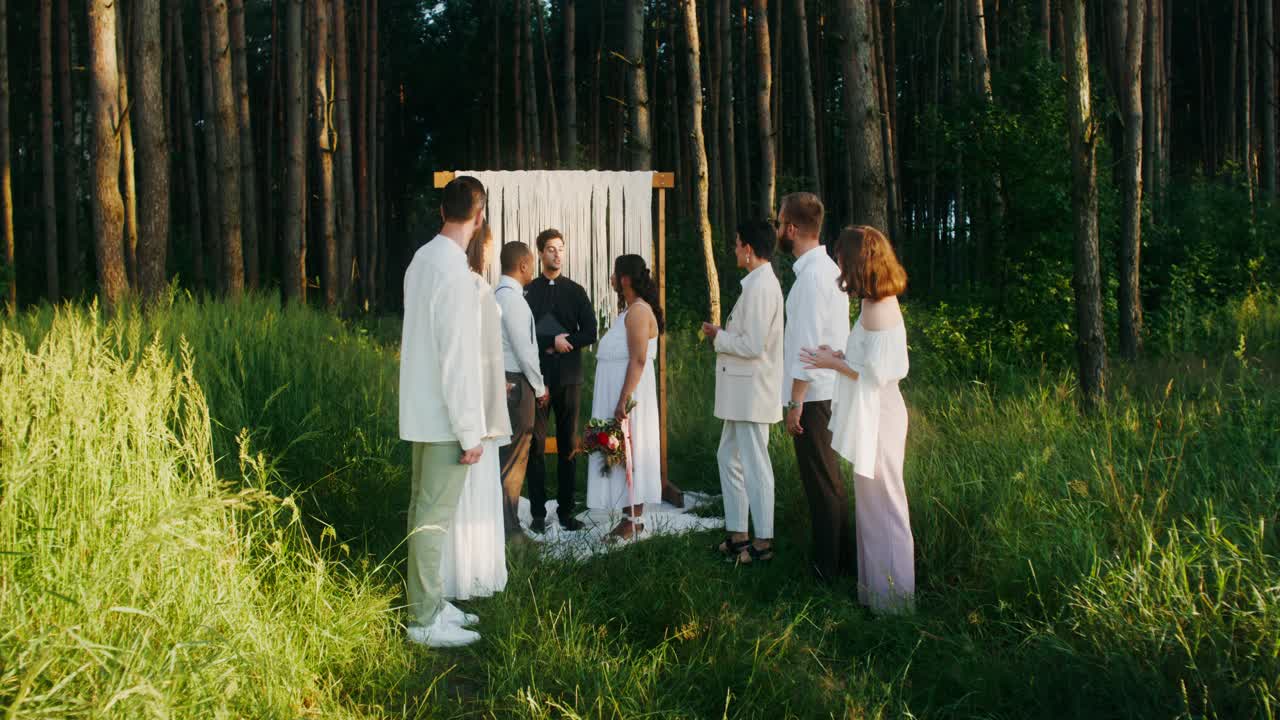 свадебная церемония на открытом воздухе в лесу