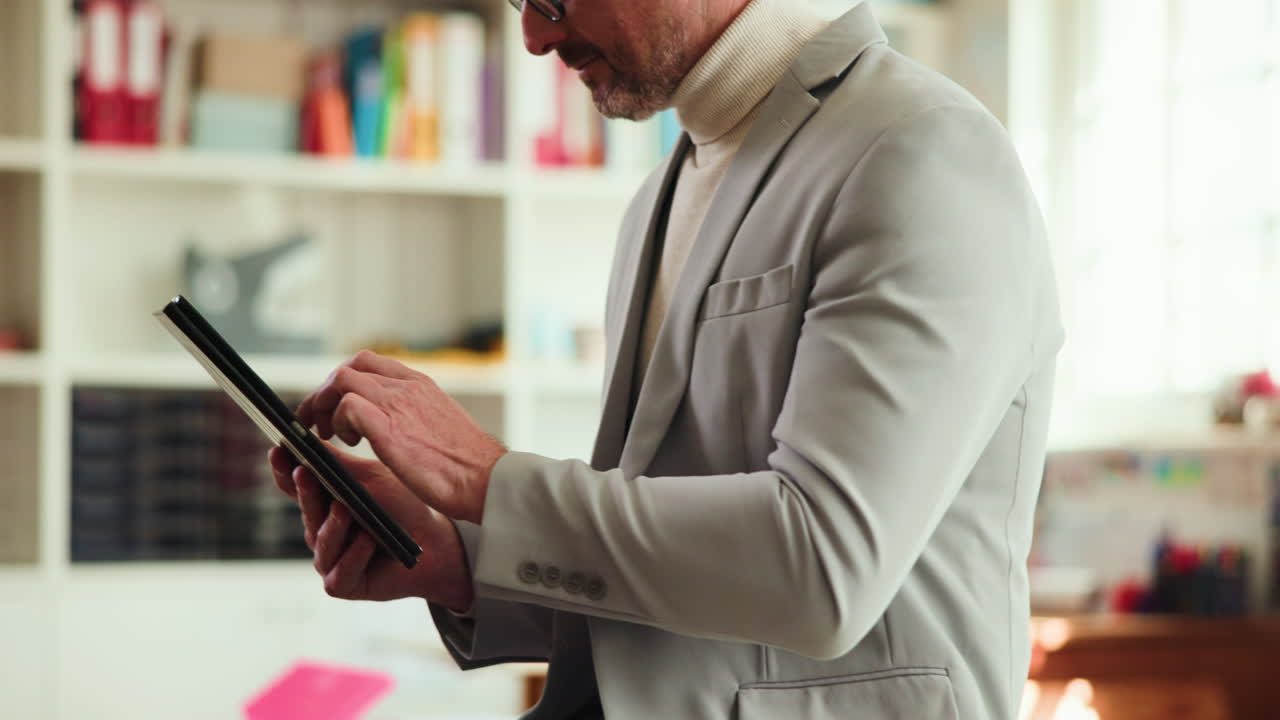 человек, использующий планшет в офисе