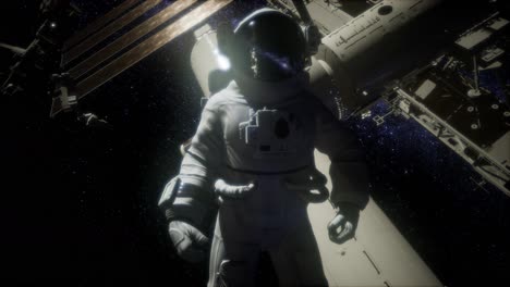 astronauta fuera de la estación espacial internacional en una caminata espacial