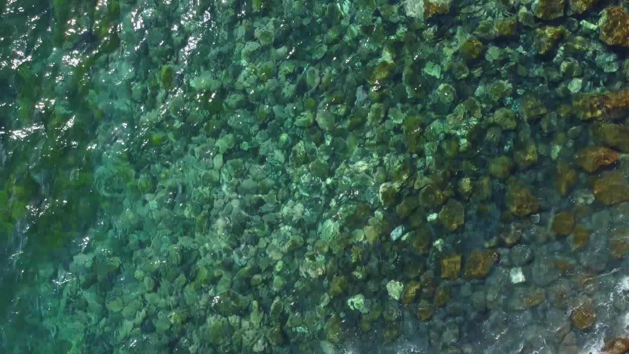 vista desde arriba del agua de mar esmeralda cristalina en tenerife, fondo paradisíaco
