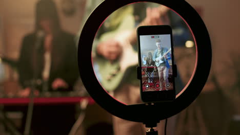 personas ensayando en un estudio
