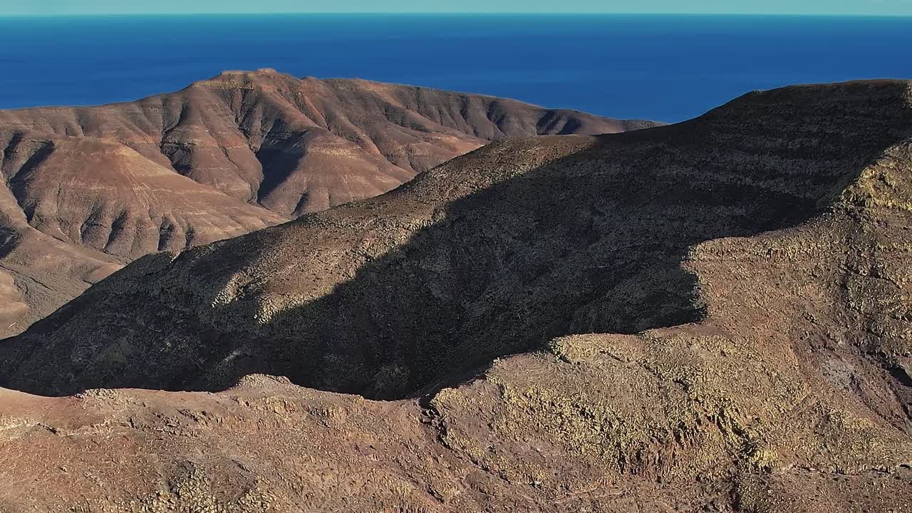 Vista aerea del paesaggio di Fuerteventura in Spagna con montagne e oceano
