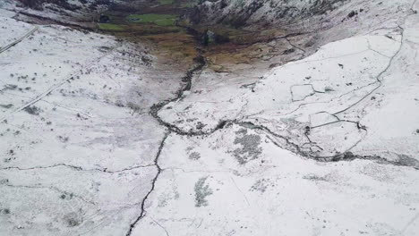 llyn gwynant 및 nant gwynant, 웨일즈를 바라보는 snowdonia의 눈 덮힌 계곡의 공중 영상