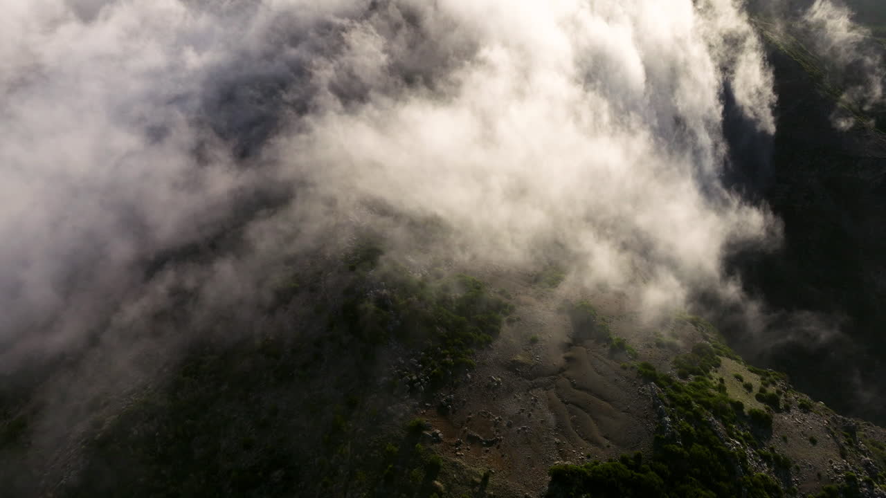 vuelo sobre el dosel de nubes en el pico pico do arieiro en la isla de madeira, portugal
