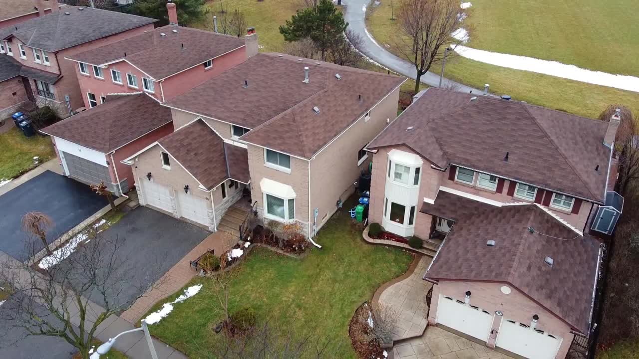 descenso cinematográfico sobre dos casas vecinas