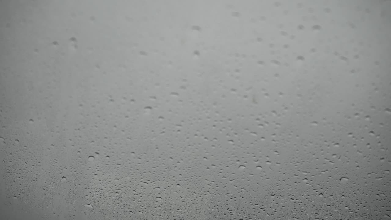 gotas de lluvia en el parabrisas