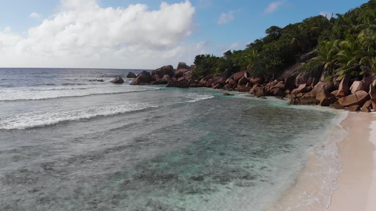 vista aérea de las playas blancas y aguas turquesas en anse coco, petit anse y grand anse en la digue, una isla de las seychelles