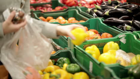mujer en un supermercado en el estante de verduras