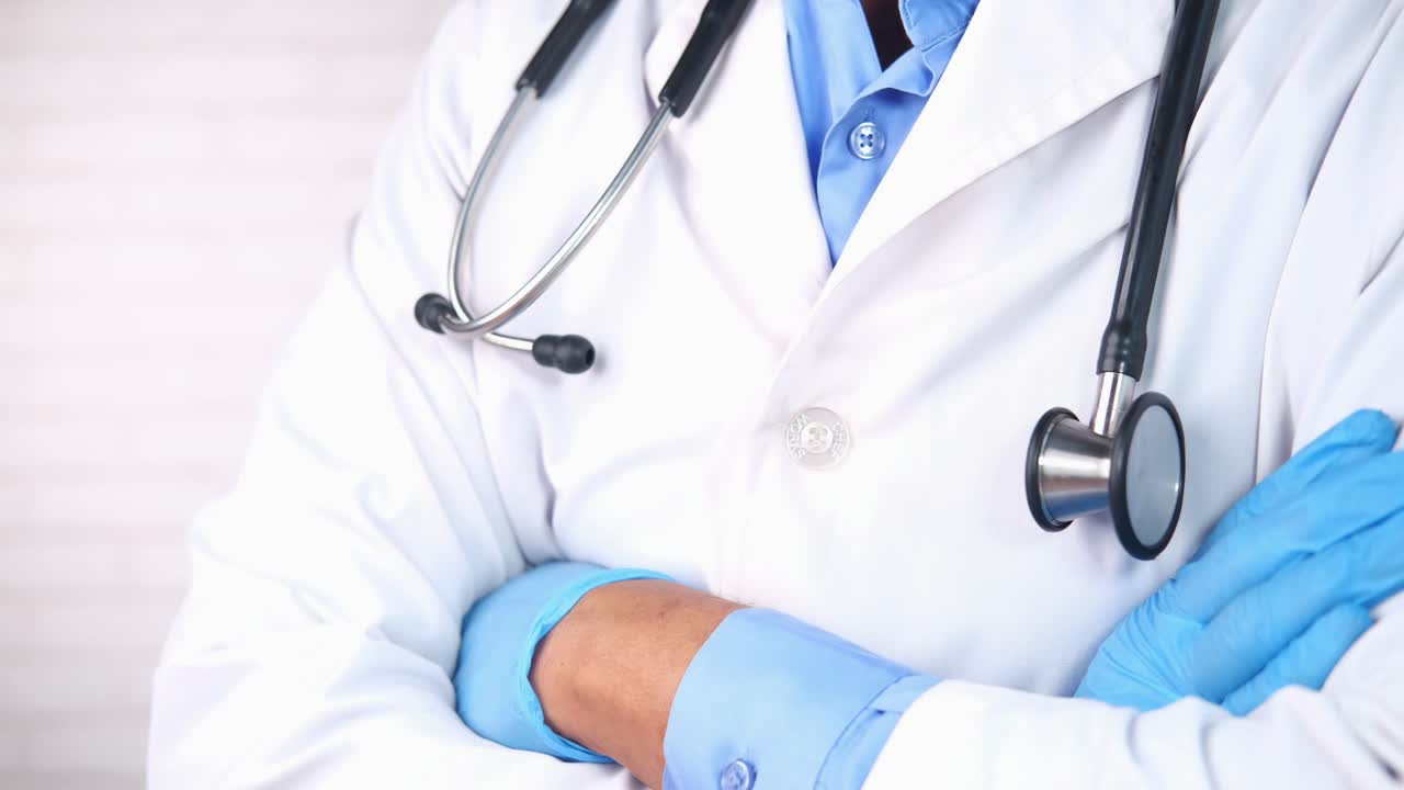 medico con stetoscopio e guanti