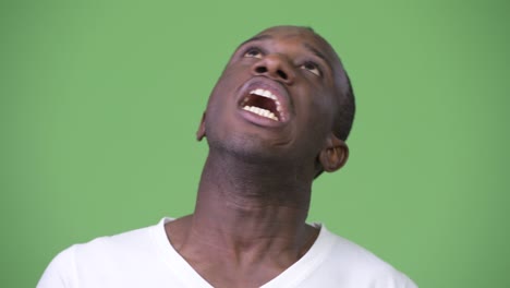 un joven africano actuando como un zombie.