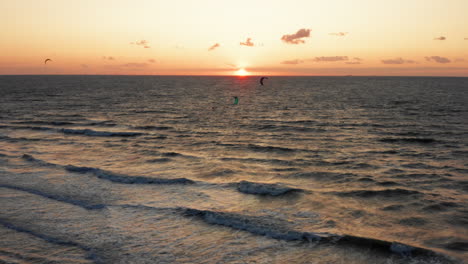 kitesurfistas cerca de la playa de domburg durante la puesta de sol